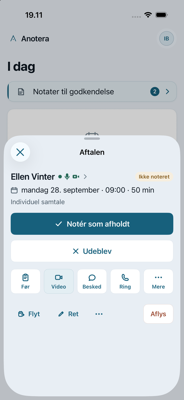 Aftalen på iPhone: klientens navn, tid og ydelse, Notér som afholdt, og handlingsfelterne Før, Video, Besked, Ring og Mere