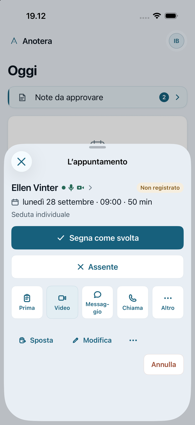 L’appuntamento su iPhone: nome del cliente, ora e prestazione, Segna come svolto, e i riquadri Prima, Video, Messaggio, Chiama e Altro