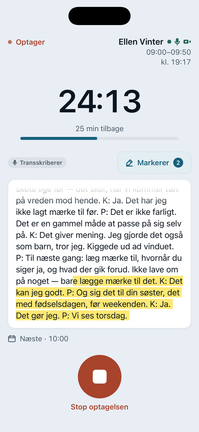 Samtaleskærmen på iPhone: klokken, brugt tid og tid tilbage, transskriberer/markerer, de sidste linjer af udskriften, næste aftale og den røde stopknap