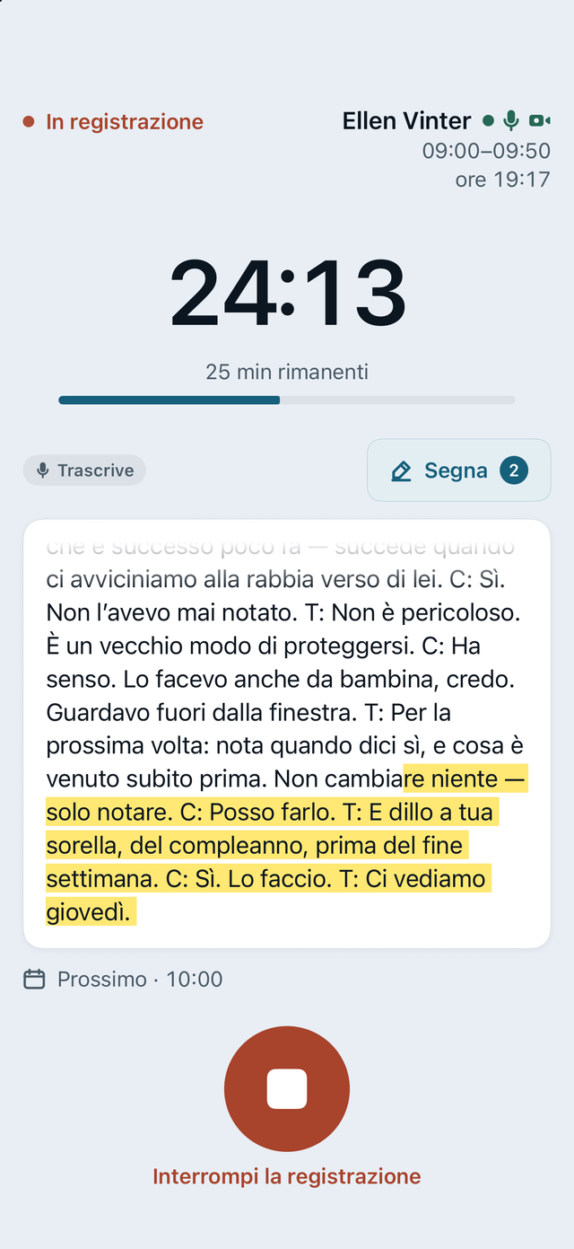 La schermata della seduta su iPhone: l’ora, il tempo trascorso e quello rimanente, trascrive/segna, le ultime righe della trascrizione, il prossimo appuntamento e il pulsante rosso di stop